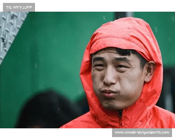 比赛因天气原因延迟,场地覆盖防雨布 比赛因天气原因延迟,场地覆盖防雨布